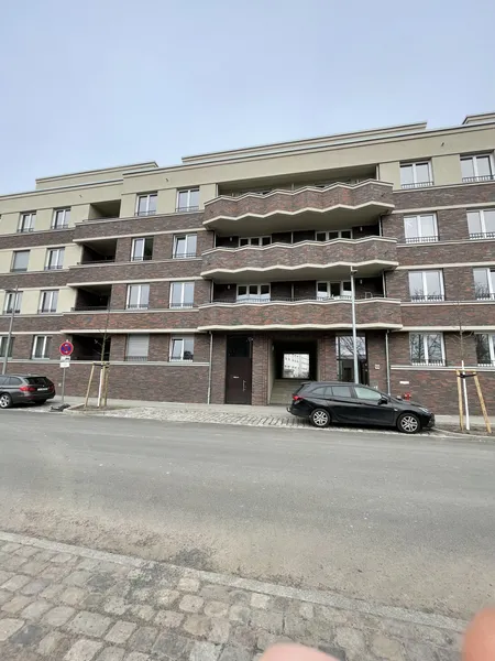 Hochwertige 3  Zimmer Wohnung mit Einbauküche, Balkon und Tiefgarage — photo 1